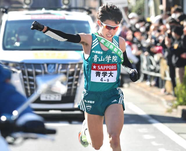 青山學院大 中村唯翔 以 1 小時 07 分 15 秒，比 2008 年時創下的區間紀錄快 46 秒，中村獲得區間賞，並把領先優勢擴大至 7 分 56 秒。圖片來源