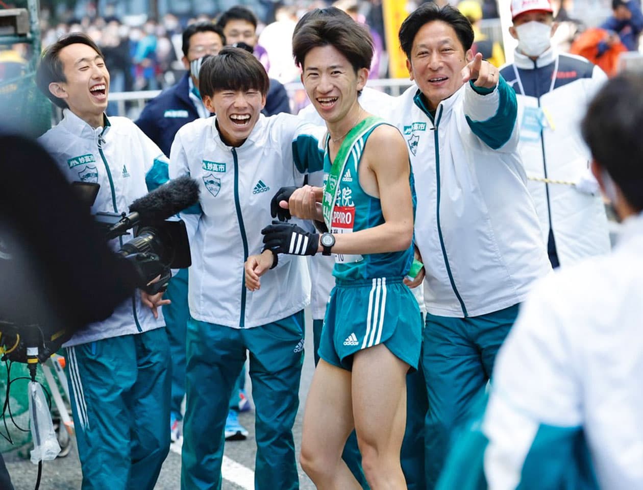 自從 2015 年首次勝出箱根驛傳，今年是青山學院大 8 年內第 6 次封王。青學大原監督認為還需要學生們自律、按自己的思考行動，積極解決自己課題的態度，才可以取得這次的好成績。圖片來源