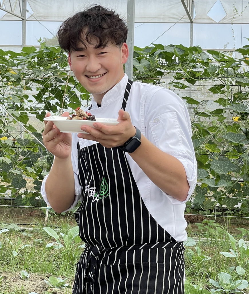 拓蔬人廚藝團隊林聖智，以鮮美的黑美人菇、黑木耳露及地瓜葉烹製創意料理