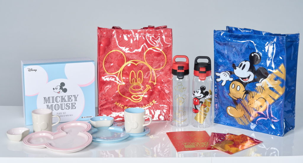 號稱史上最難搶的7-ELEVEN福袋本次攜手Hello Kitty、Mickey、角落小夥伴三大人氣肖像推出13款開運金喜福袋，更首度與法國LE...
