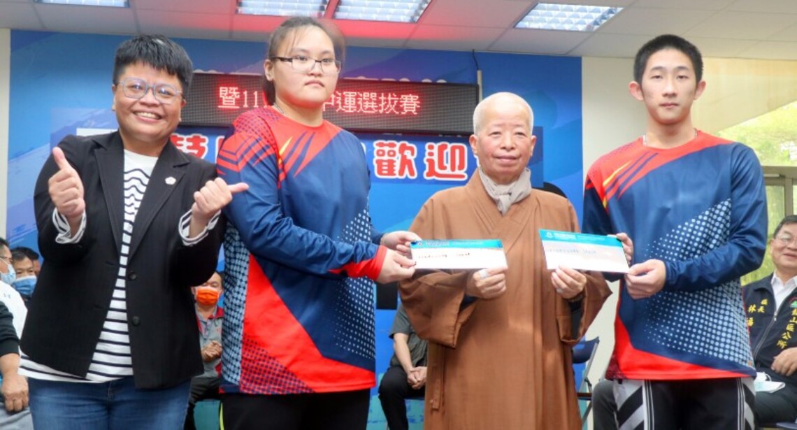 111年高市中等學校舉重登場 鼓山高中回贈總統盃舉重獎金感謝元亨寺慈善會