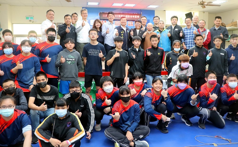 可能是 2 個人、大家站著和室內的圖像