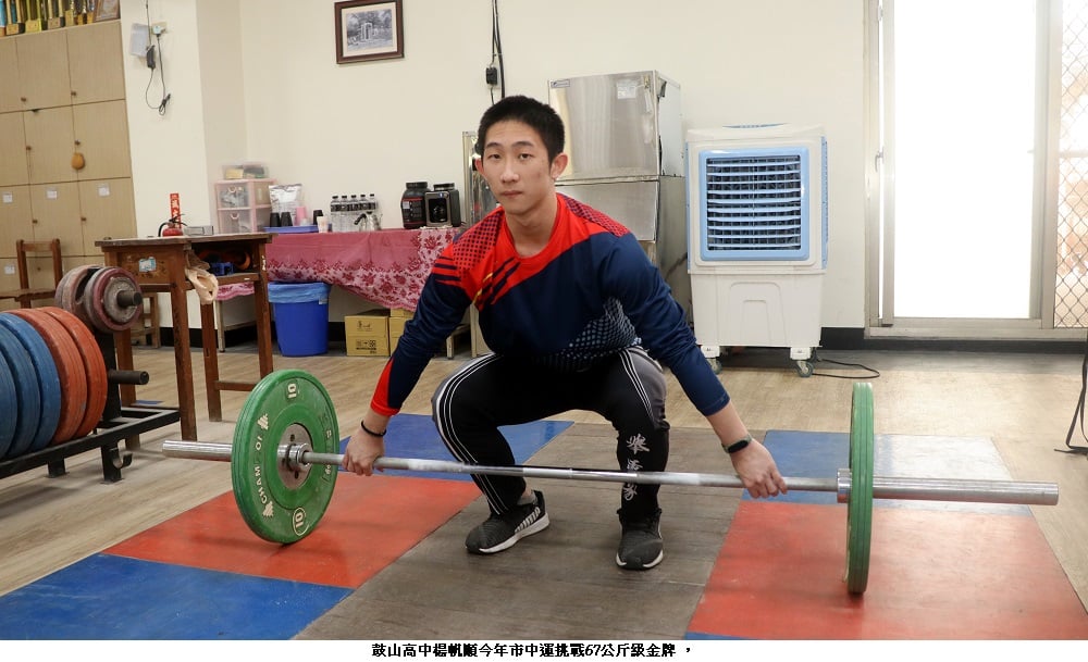 可能是 1 人、室內和文字的圖像