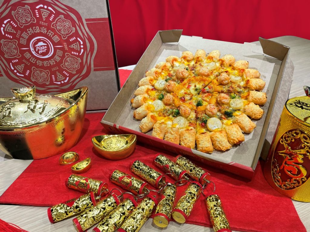 必勝客賀歲鉅獻「一圓好運龍蝦干貝比薩」限時限量登場！滿滿海鮮搭配口感濃郁再升級的「三重起司龍捲風餅皮」讓你和至親好友共享頂級好料、一圓好運！