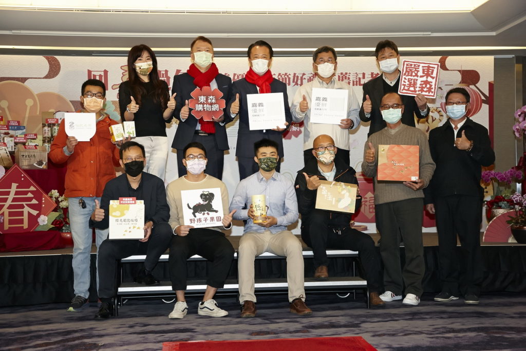 前縣長立委陳明文（後排右2）也特地出席記者會，向大家推薦嘉義年節好禮，也歡迎大家過年到嘉義縣旅遊觀光消費。