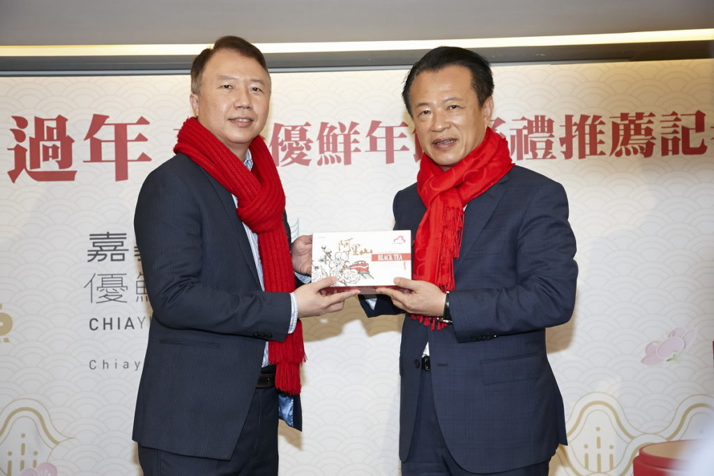 翁章梁表示，去年與東森購物網首度合作年貨大街後，成效相當好，今年特別向消費者推薦嘉義優鮮精選年節好禮。