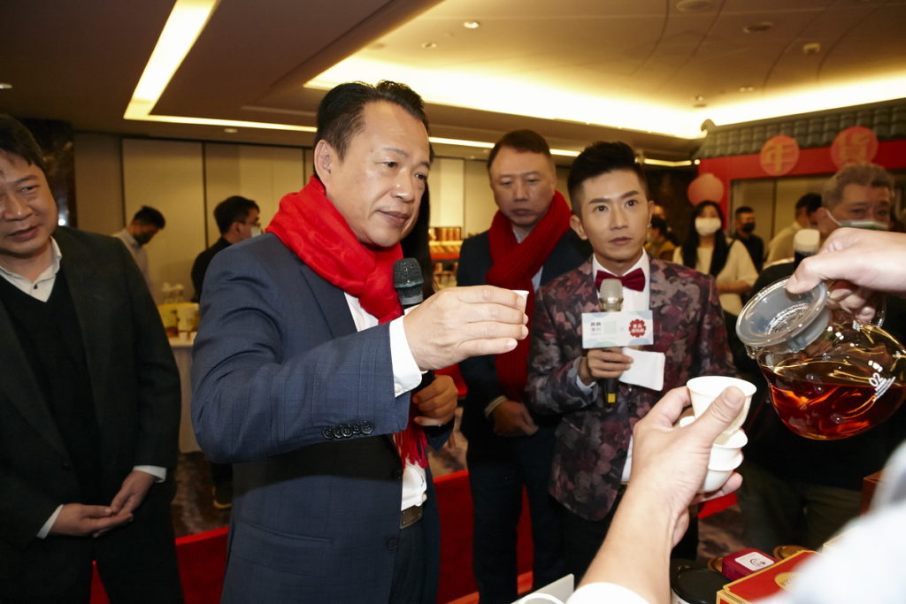 活動現場展示20多項嘉義農特產品、過年伴手禮，翁章梁率帶著大家在現場一攤一攤試吃、介紹。