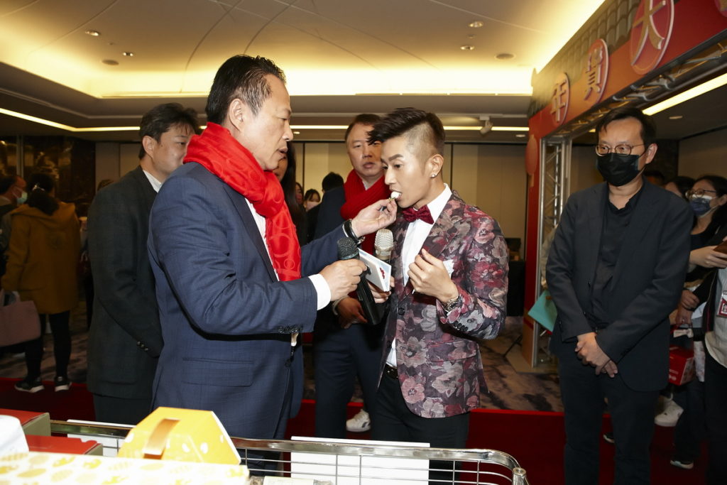 活動現場展示20多項嘉義農特產品、過年伴手禮，翁章梁率帶著大家在現場一攤一攤試吃、介紹。