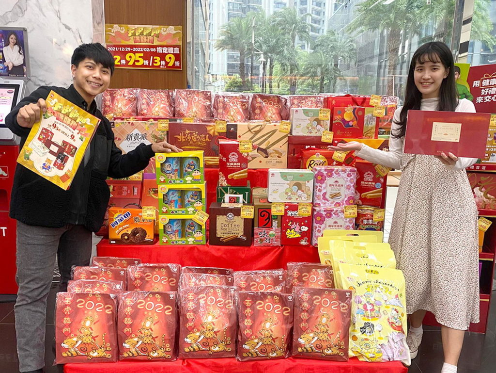 搶攻年節商機。萊爾富主打「門市現售」、「專刊預購」和「萊購物」平台三管齊下,精選一系列喜氣十足的年節禮盒