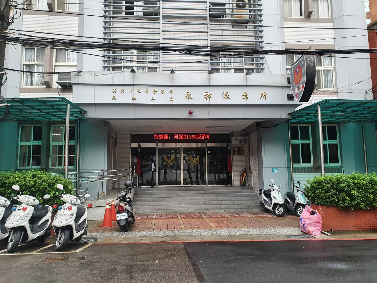 圖片說明:被爆料經營賭場的里辦公室,距離派出所竟不到100公尺。