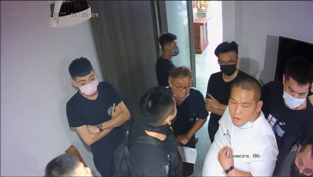 圖片說明:里長陳茂己承認大批黑衣人在進入管委會搗亂恐嚇前,就是先在里長服務處休息等待。