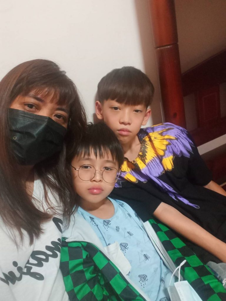 圖片說明：信眾吳太太知道宮廟被抹黑，主動帶孫子吳小弟接受採訪幫廟方澄清。