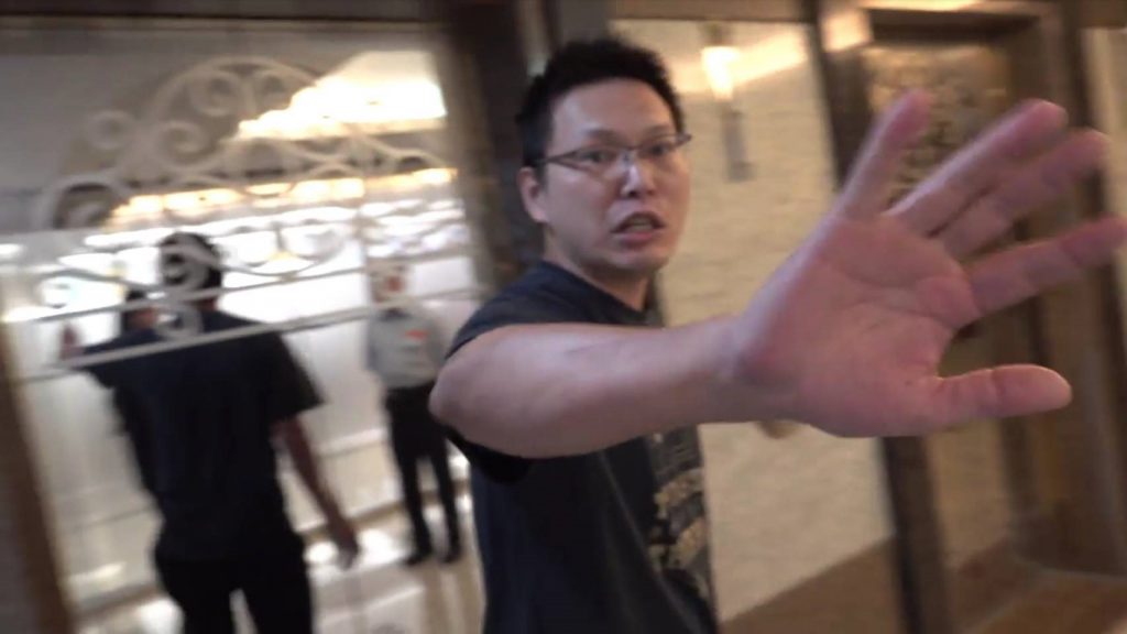 圖片說明：疑似朱國銘旗下的傳銷商，爆氣一哥護主阻擋本報拍攝。