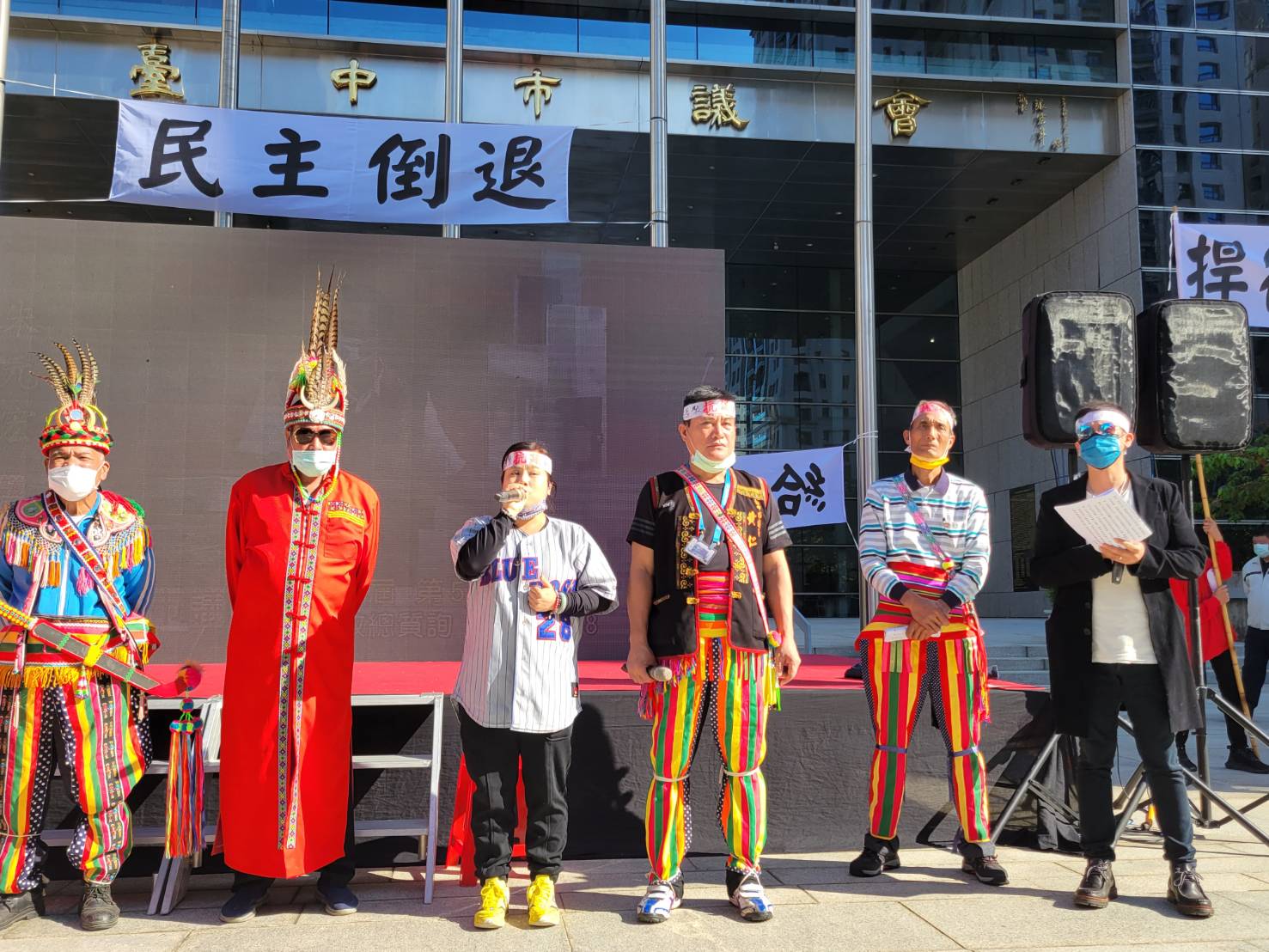 圖片說明:新北市原住民議員宋雨蓁(左三)也特地南下到場力挺黃仁議員(右三)及族人,希望族人們能趕快安居樂業不再流離失所。(記者葉鈞宇攝)