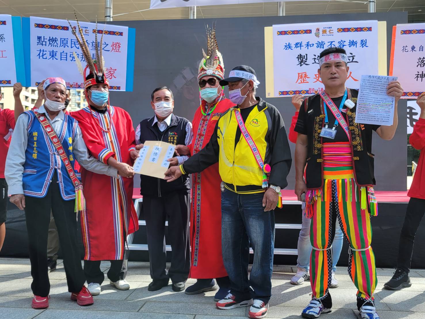 圖片說明:原住民族事務委員會主委林益陸(左三)代表市府接下由黃仁議員(右一)及原民頭目所遞交的陳情書。(記者葉鈞宇攝)