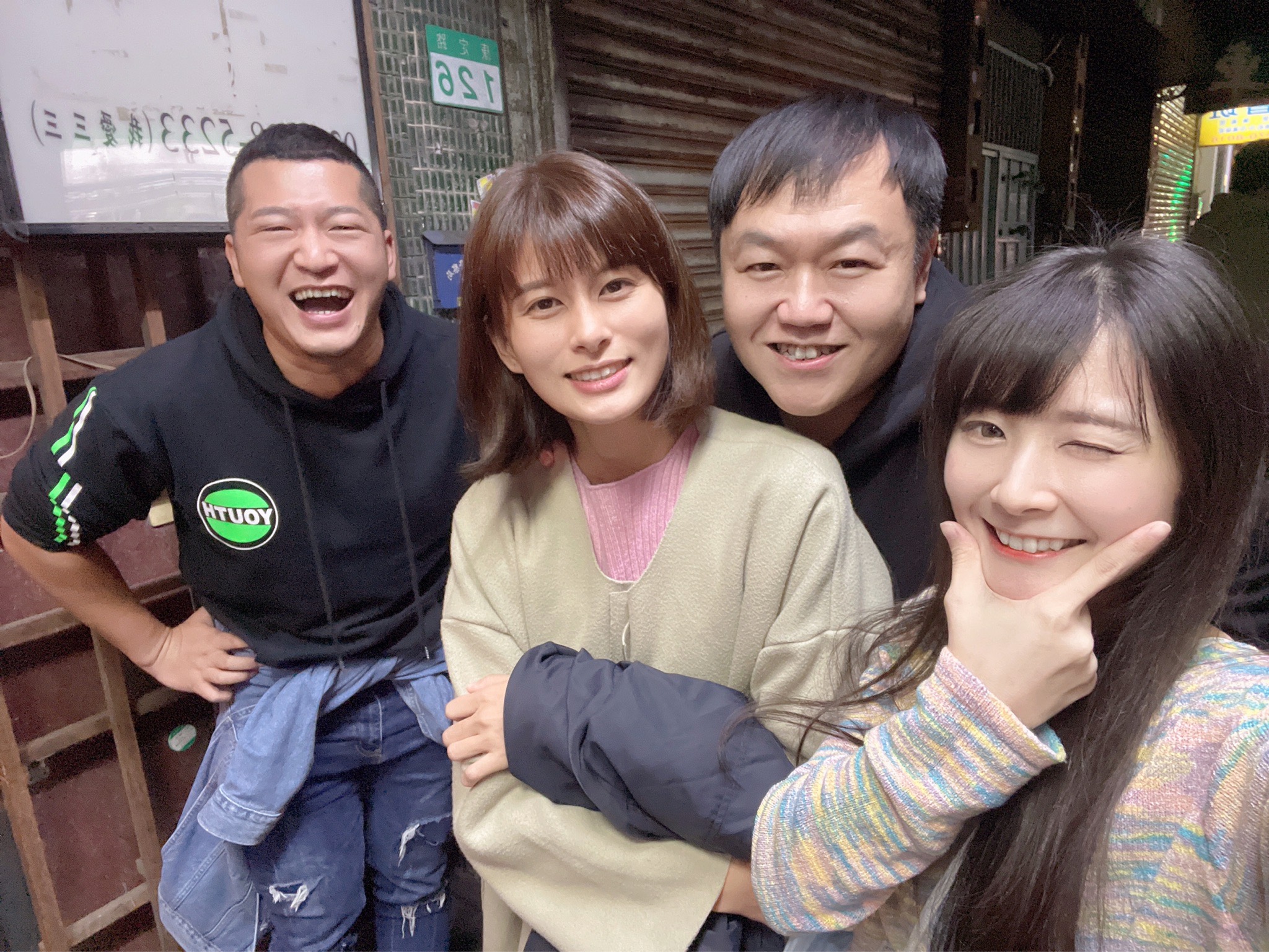圖片說明：「千萬歌手」草爺（左一）與新郎司徒（左三）交情深厚，允諾結婚十週年的時候，將把所有的祝福禮金，全數捐給紅心字會，幫助弱勢。（圖／司徒提供）