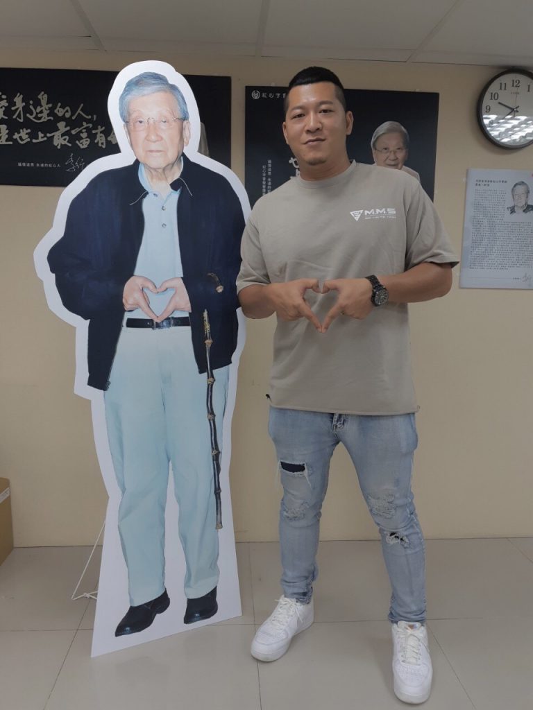 圖片說明:含羞草(草爺)將貢獻自己的雙手,追隨導演的腳步與精神;捐出五倍券,讓弱勢家庭愛加倍。(圖/紅心字會提供)