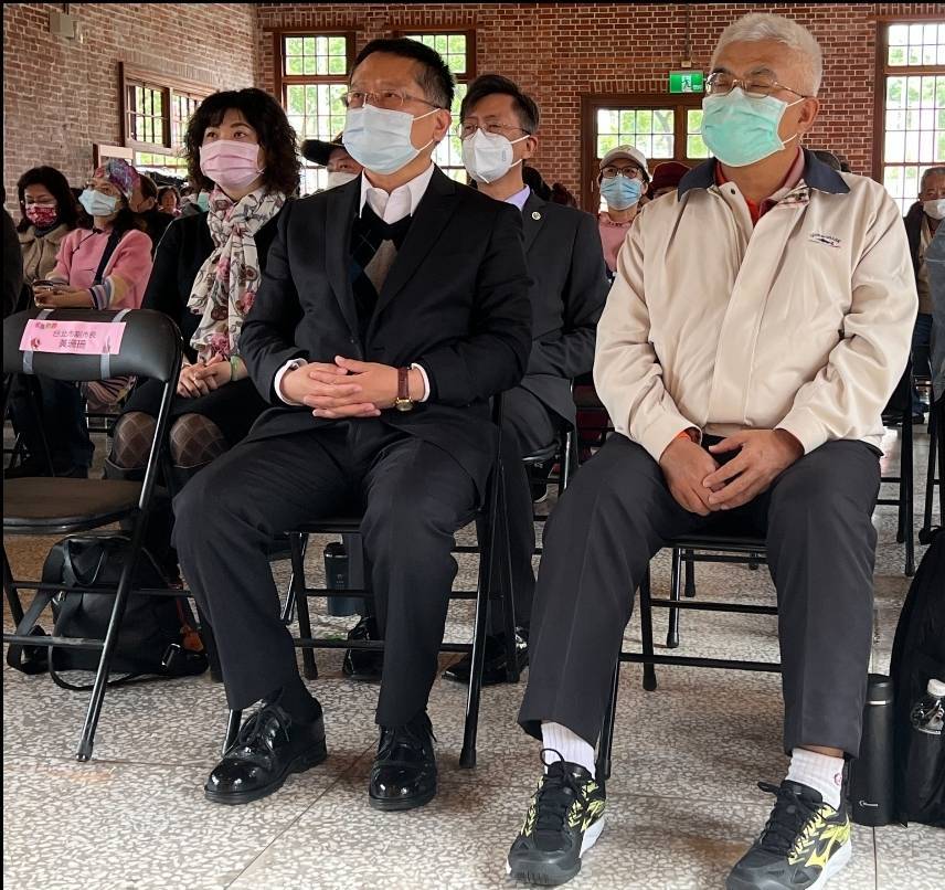 圖片說明:萬華區區長詹天保亦親自出席並全程參與關懷老人活動。(記者葉鈞宇攝)