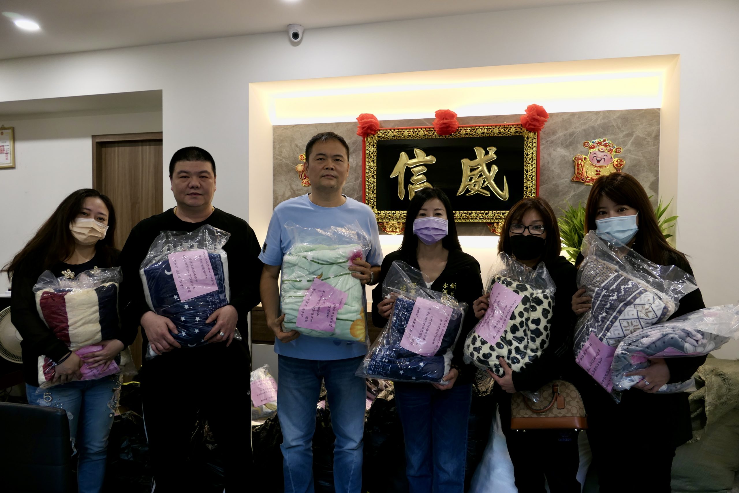 圖片說明:理事長蘇雅祺(右三)與關懷協會幹部合影。(記者朱珈瑩攝)