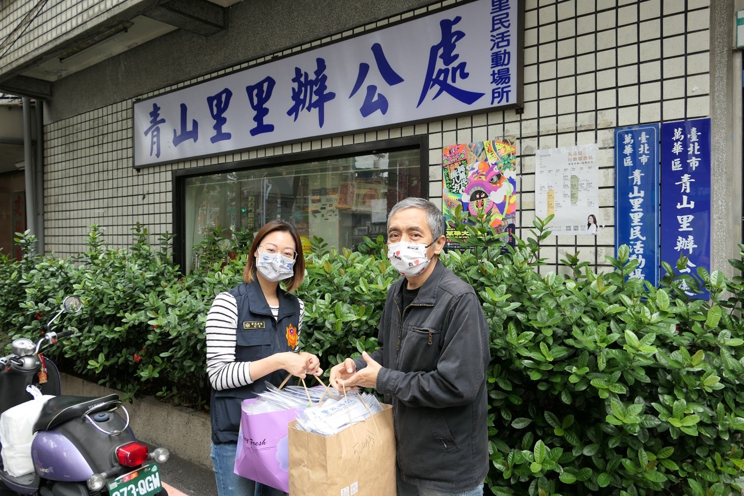 圖片說明:記者馬治薇(左)捐贈1000片口罩予青山里內清寒弱勢家庭,由里長李昭成(右)代表接受。(記者林鈞澤攝)