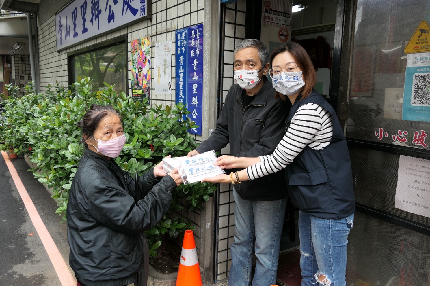 圖片說明:當地居民歡喜接受記者馬治薇(右)捐贈的口罩。(記者林鈞澤攝)