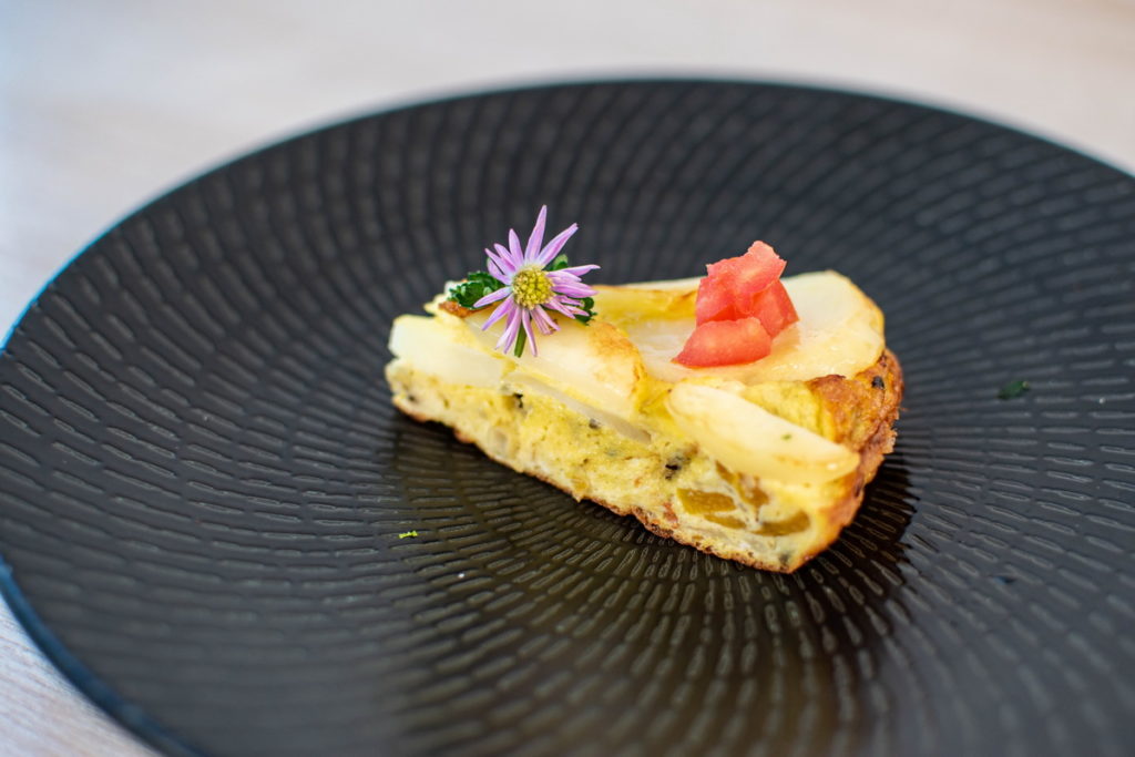 馬鈴薯煎蛋餅（Tortilla de patatas）是西班牙餐桌上經常出現的料理，加上洋蔥增添甜味與口感，吃起來鬆軟香甜。
