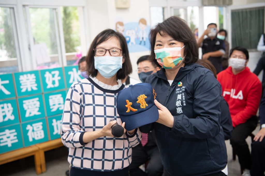 大業國中校長陳明君與黃敏惠市長(右)