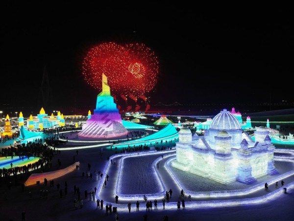 圖為跨年夜哈爾濱冰雪大世界的夜景