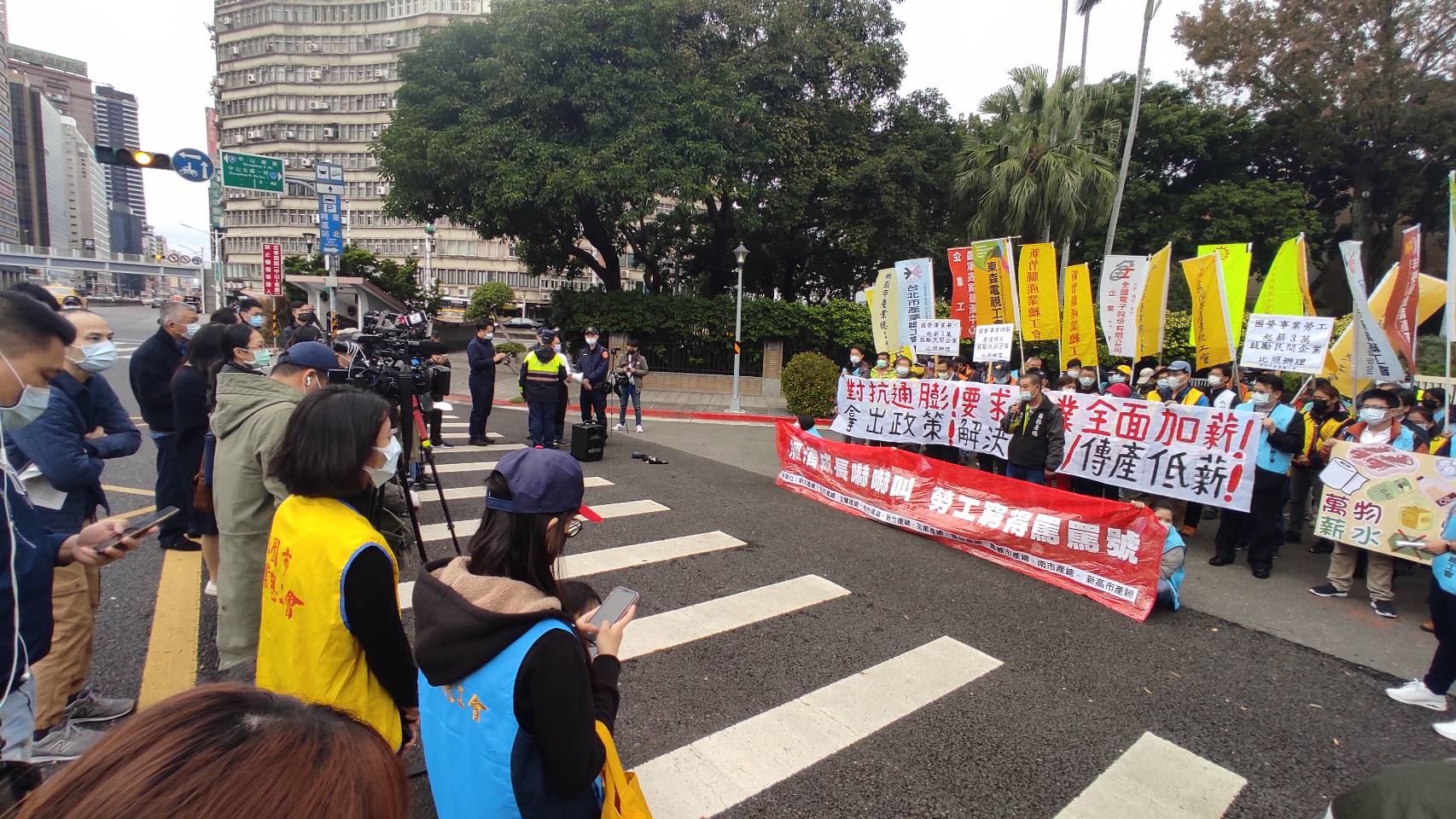 趕不上通膨/工會團體串聯赴政院抗議 促國營事業基層調薪 66 1193736
