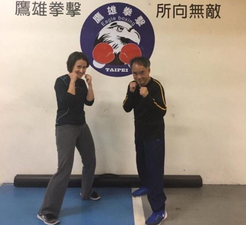 圖片說明:駐美代表蕭美琴向郭枝來學拳練身。(圖/郭枝來提供)