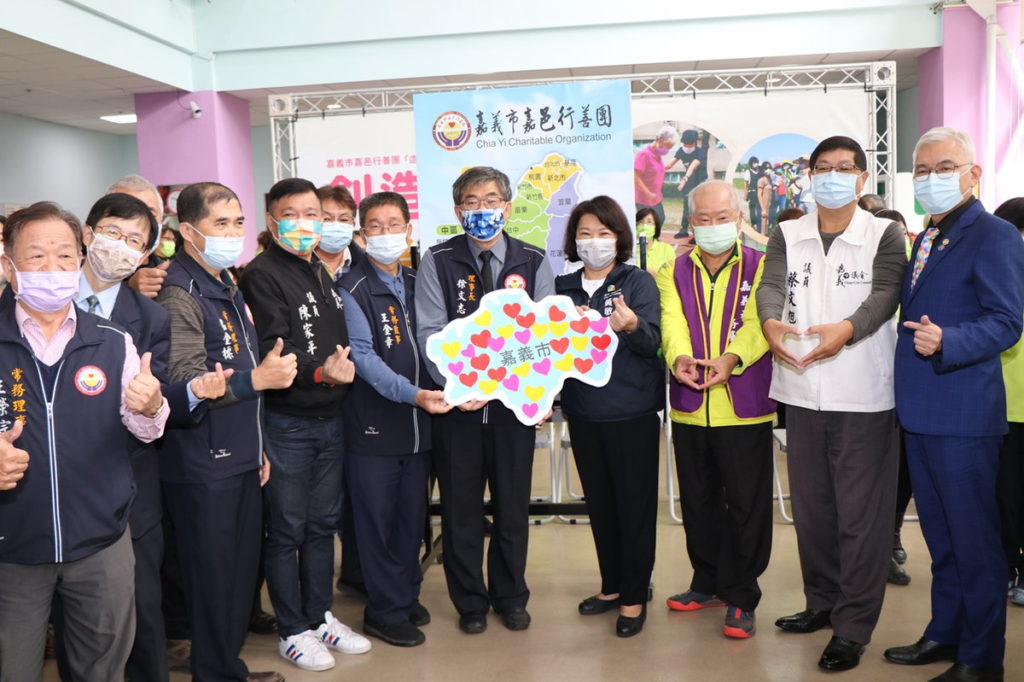 黃敏惠市長與貴賓將嘉義市貼滿愛心