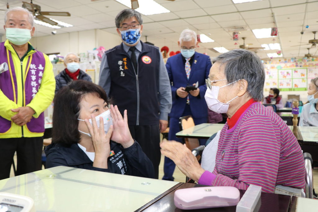 黃敏惠市長與長者打招呼