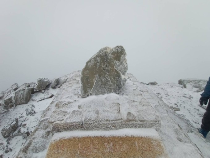 83835 玉山主峰一片銀白,圖:山友鄧鈞澤提供