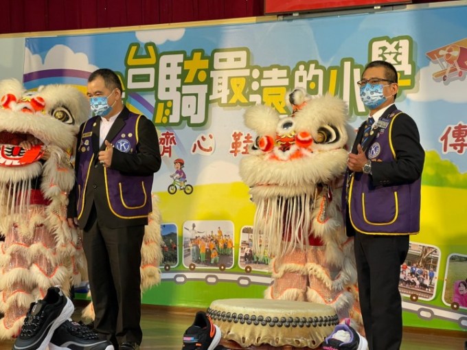 右為前任-張家銘會長左為現任呂學明會長