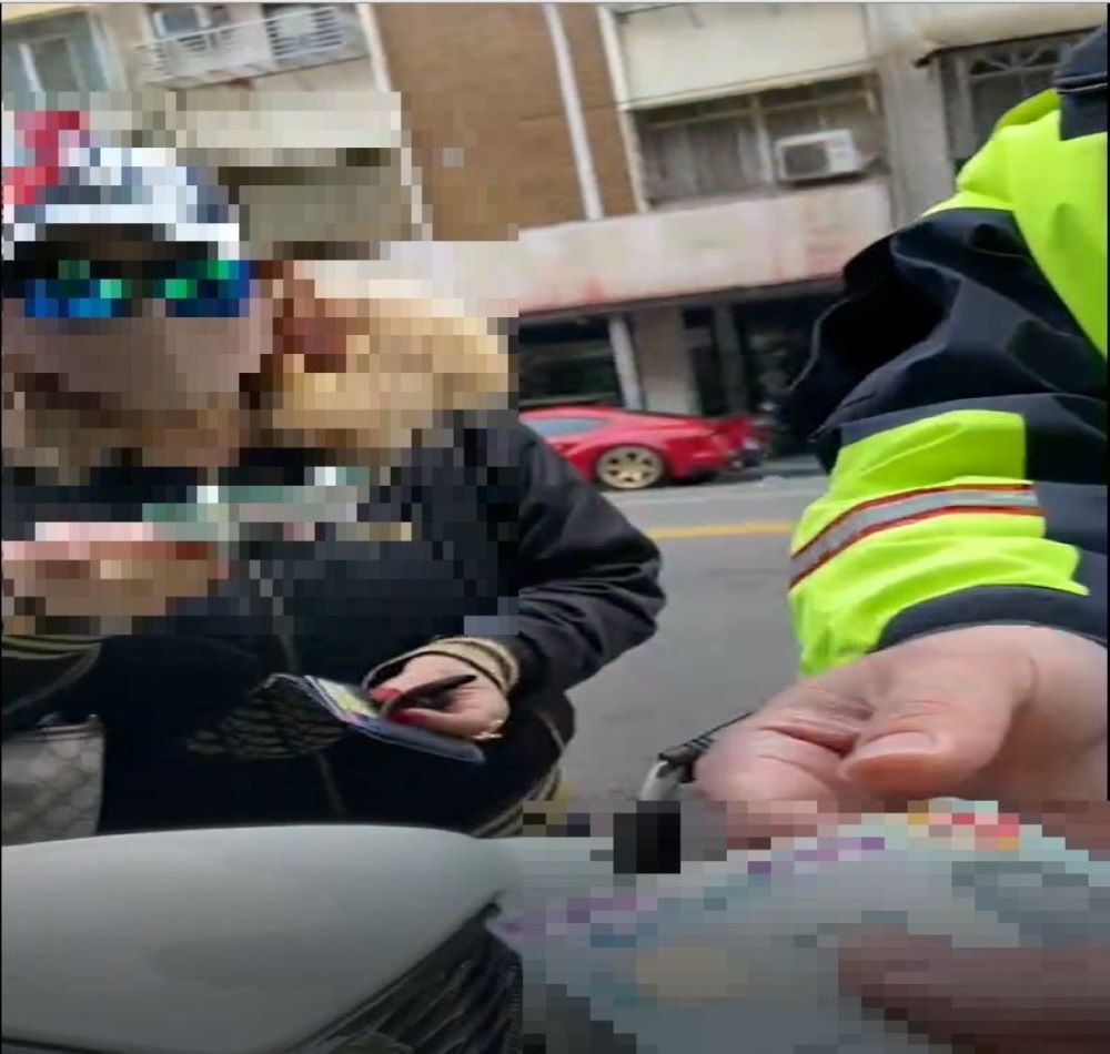 警方向邱民宣導常見詐騙手法