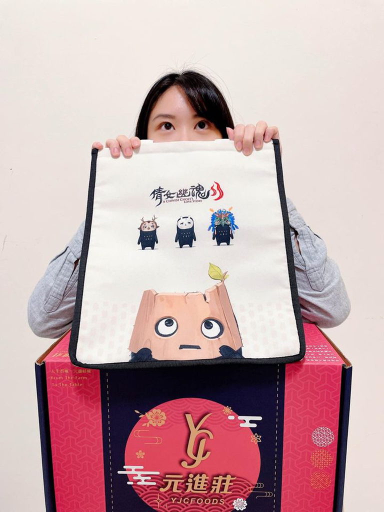 手遊《倩女幽魂II》限量聯名保冷袋,包裝設計採用遊戲三界中最萌物「阿烏」作為主視覺