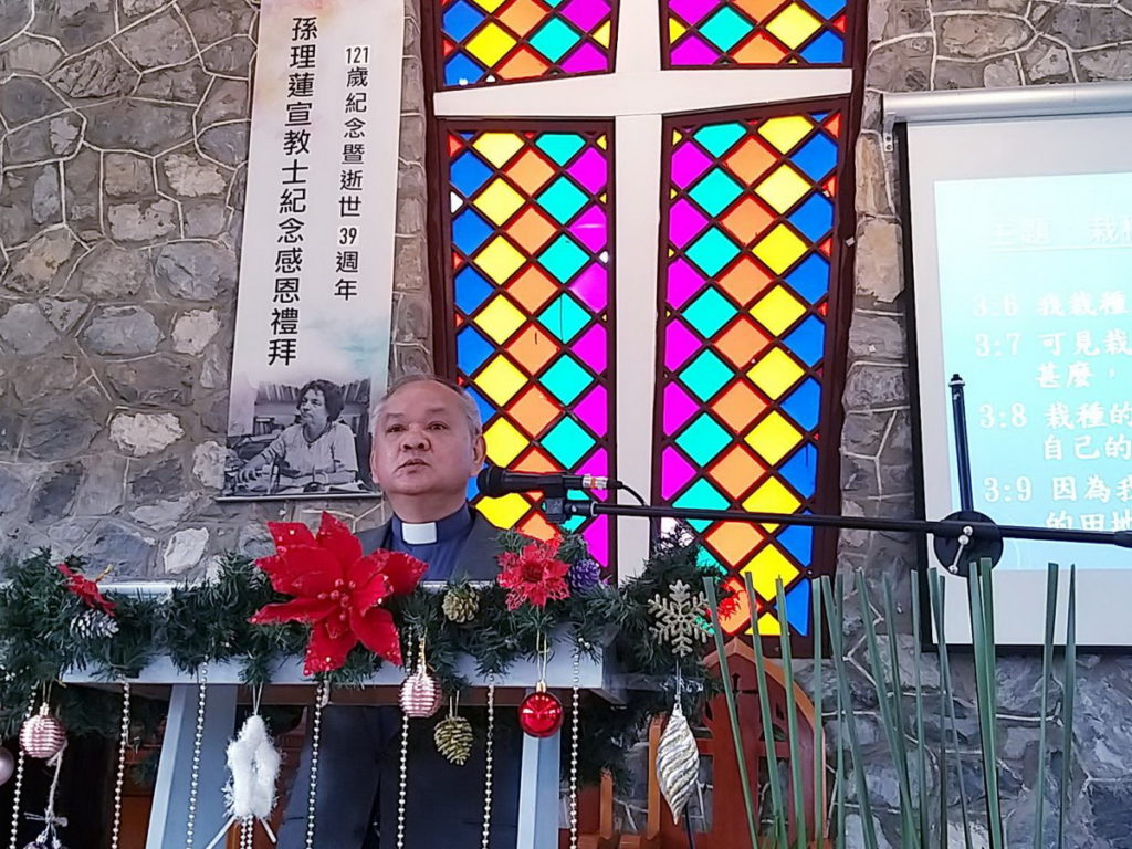 花布長老教會溫光亮牧師說自己也曾是義工學校學員，受到孫師母栽種而成長