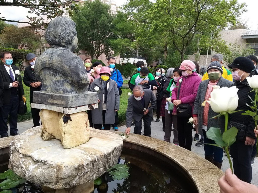 所有人步行至紀念館銅像前獻花緬懷孫師母