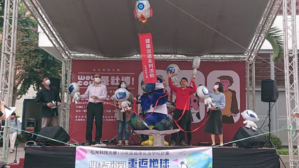 弘光科執行學校健康促進計畫,在社團博覽會上宣傳