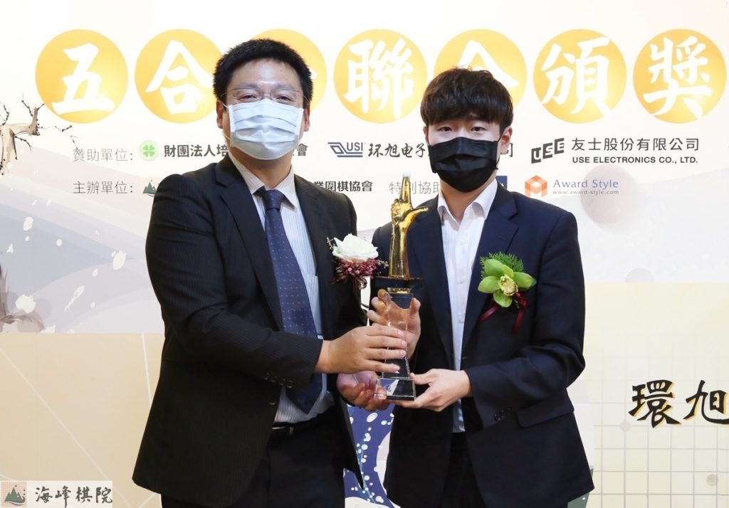 林君諺獲頒棋王獎座
