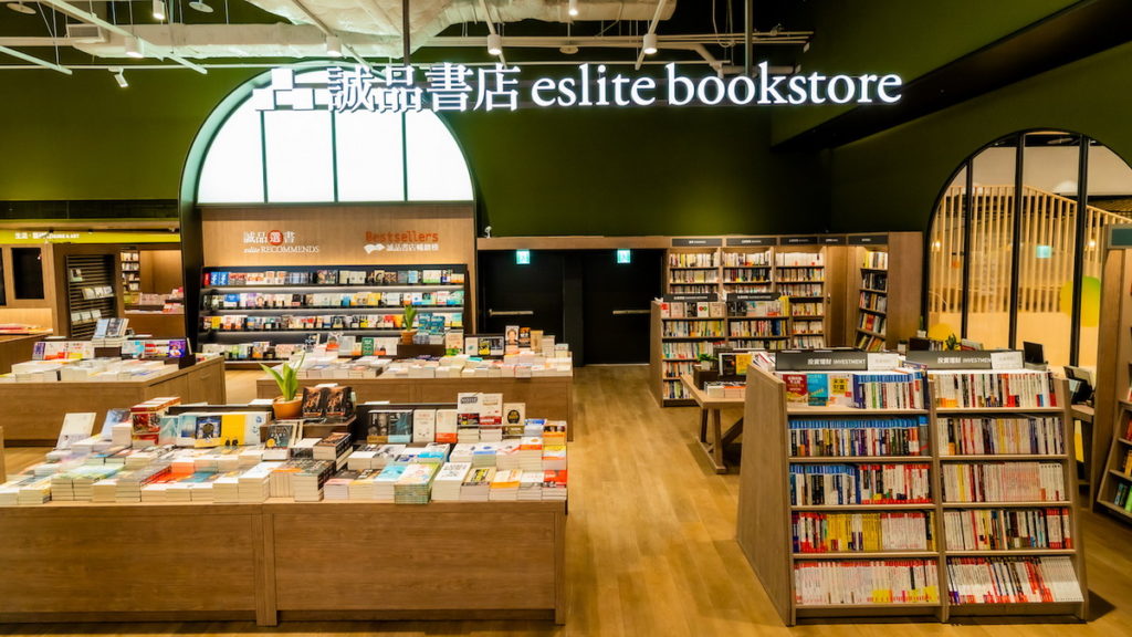 誠品生活竹北遠百店大量運用綠色與深淺木質色系創作寬闊舒適、充滿綠意的「森林系」空間,開幕期間以豐庶心靈、療癒身心為主軸推出主題選書。