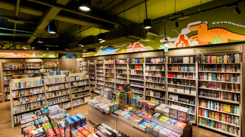 誠品生活竹北遠百店兒童書區精選近萬種童書,綠色牆面特別彩繪小朋友喜愛的各種類恐龍圖案,鼓勵孩子透過閱讀盡情探索。