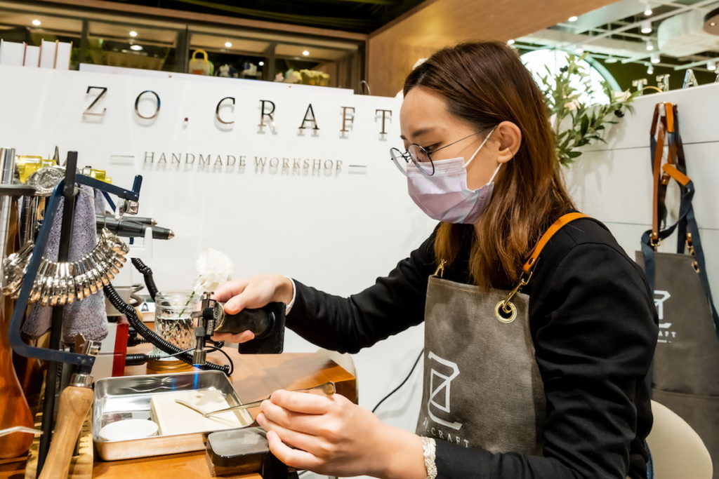 誠品生活竹北遠百店獨家品牌「Zo.craft鑿工藝」邀大小朋友手作展創意。