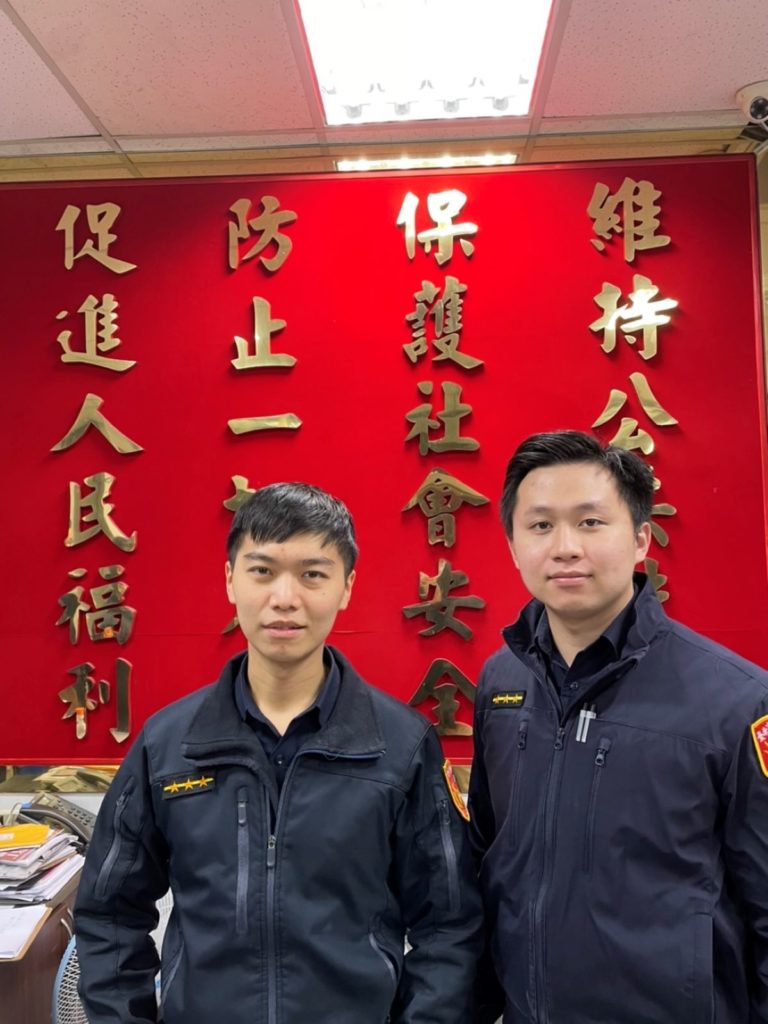 內湖派出所警員林奕和(左)、楊文彥(右)
