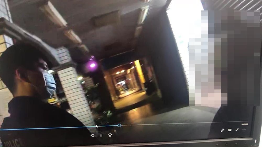 員警護送婦人返家