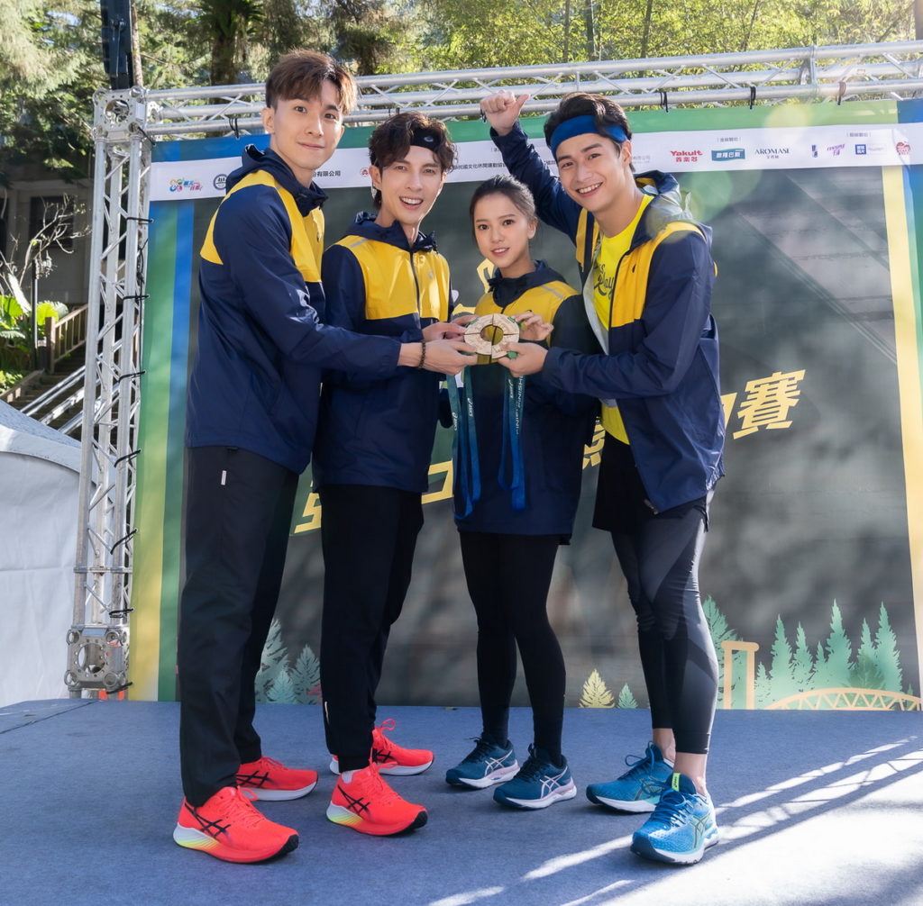 ASICS ALL STAR隊在壓軸棒次林敬倫(左4)最後衝刺下,總成績以2小時37分24秒成功完賽。