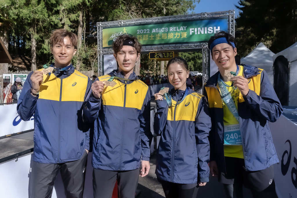 ASICS品牌形象大使林敬倫以「學長」身分邀請陳勢安、張瀚元及項婕如組ASICS ALL STAR隊齊心完賽。