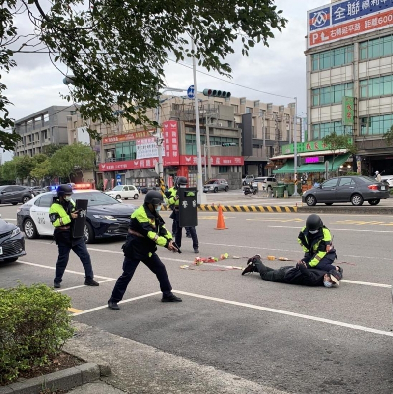 囂張歹徒搶劫前 幫忙阻詐騙仍落警網演練逼真