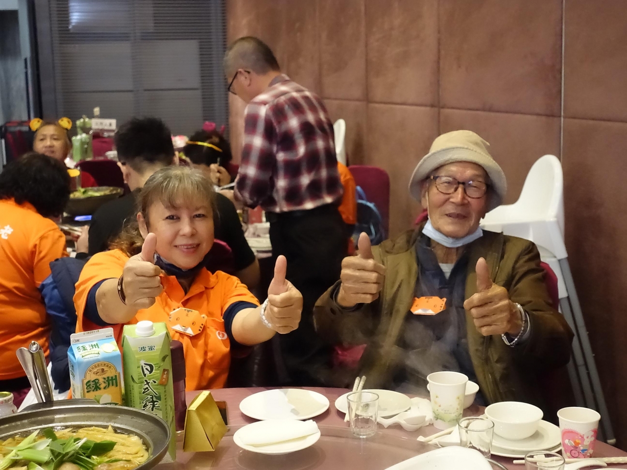 弘道偕獨老圍爐吃「好料」 阿公吃石斑魚好開心