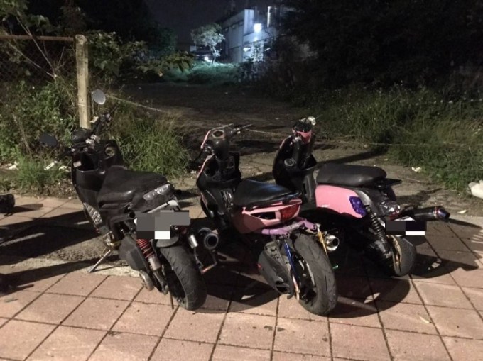208651 蘆竹警分局查獲3名青少年騎乘違法改裝的機車,除開出罰單,機車同時送往監理單位進行銷毀。圖:諶志明翻攝